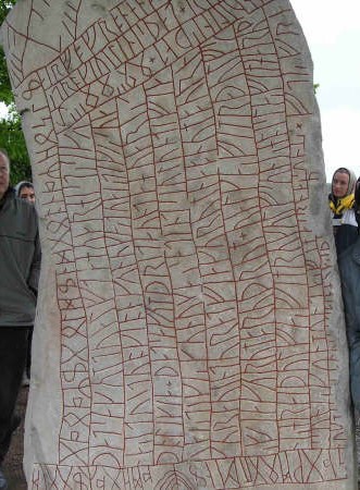 Pierre runique de Rök avec son texte