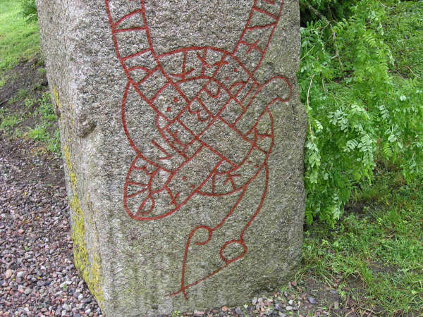Pierre runique de Rök avec serpent